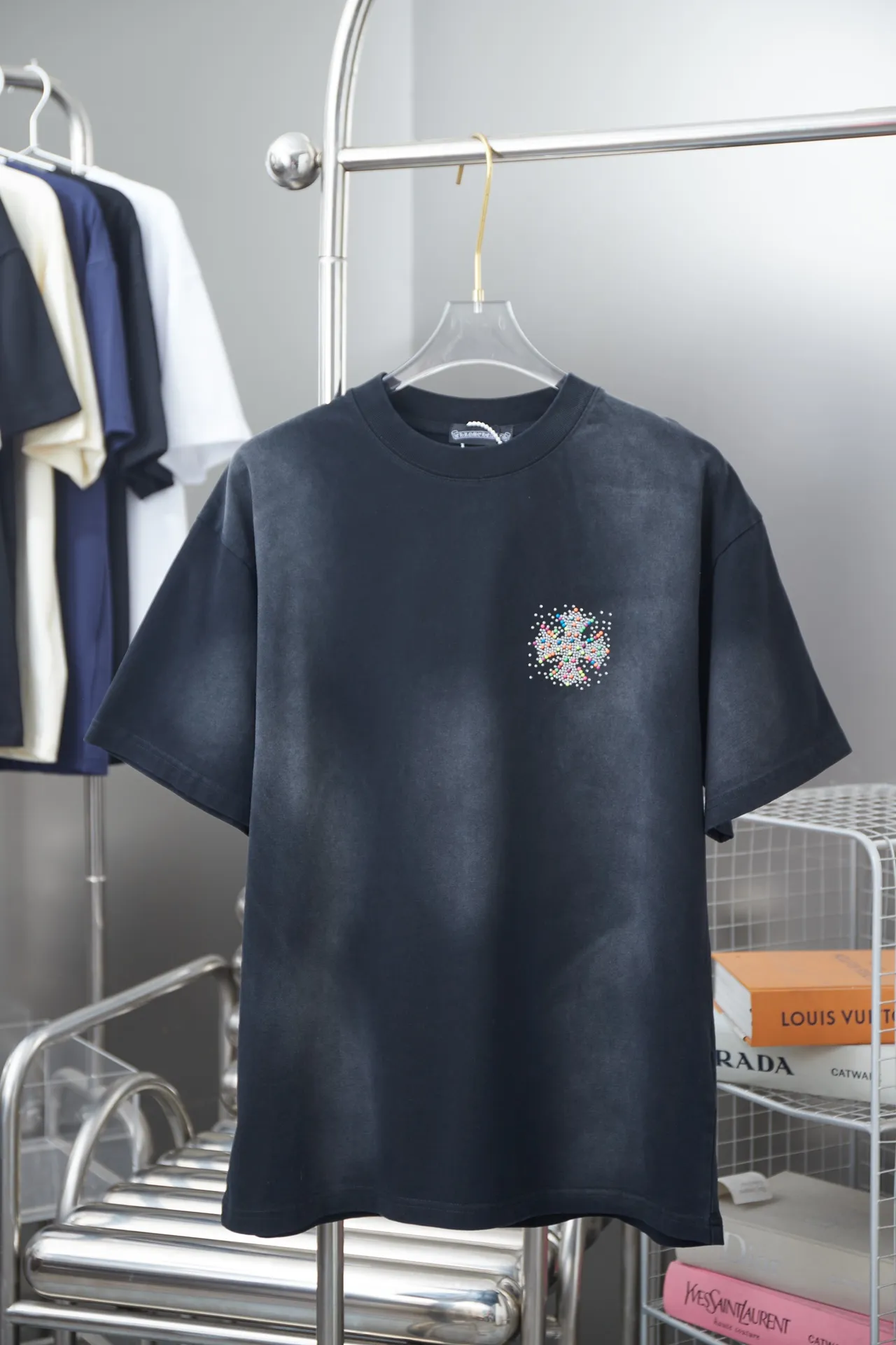 🅿️220 Chrome Hearte CH 25SS early spring new model, hot diamond short sleeves, light luxury, a must-have item for daily commuting for men and women, correct version, welcome to compare, detailed features · 280 grams of 100% pure cotton double yarn jersey fabric · Special thickened 32 pieces of double-strand 1X1 thread in the same vat · Imported Australian matte pearlescent diamonds. Ready-made garments are dyed, and then faded and fried snowflakes are used. Then wash to make it look old. General washing will improve the effect · Double-needle stitching across seams · Original main mark, washed tag, branded moisture-proof paper packaging Color: Black/White/Orange Size: S/M/L/XL